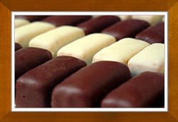 Dates Biscuits Chocolate White/Black